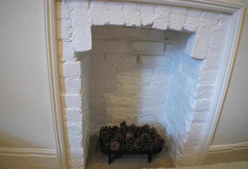 اتاق لوکس, Kingston House