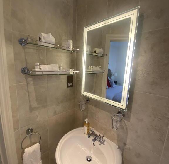 اتاق لوکس, Kingston House