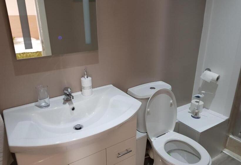 חדר סטנדרט לשלושה, Lexham