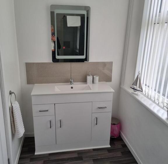 חדר משפחתי דלוקס, Lexham