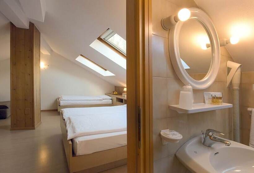 غرفة قياسية ثلاثية, Maria