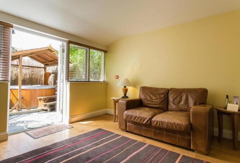 جناح مزود بجاكوزى, Moss Grove Organic