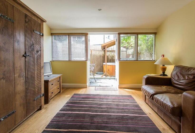 جناح مزود بجاكوزى, Moss Grove Organic