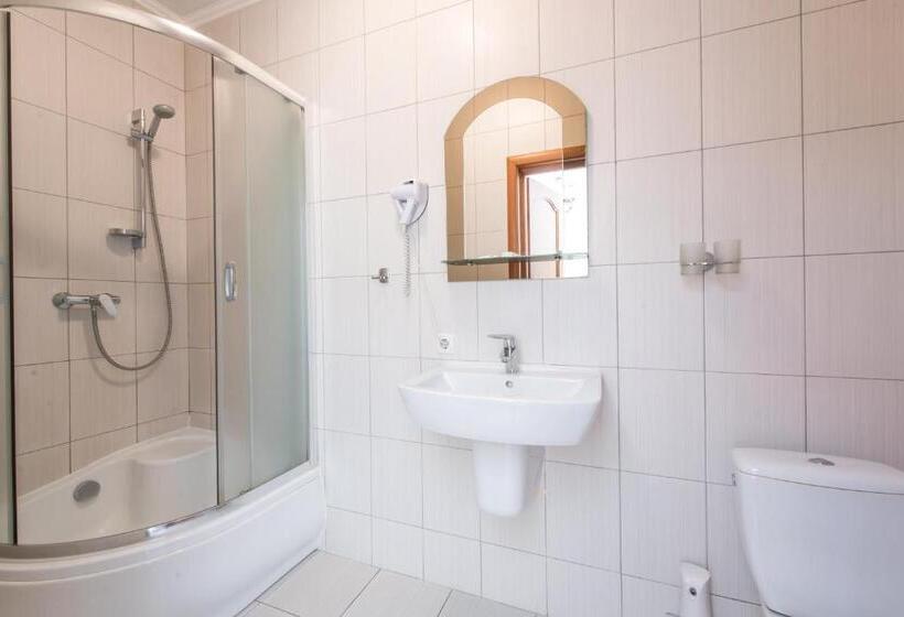 جناح جونيور, Stanislaviv