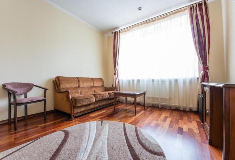 جناح جونيور, Stanislaviv