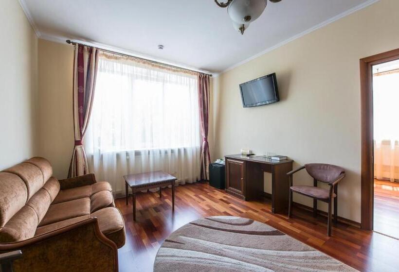 جناح جونيور, Stanislaviv