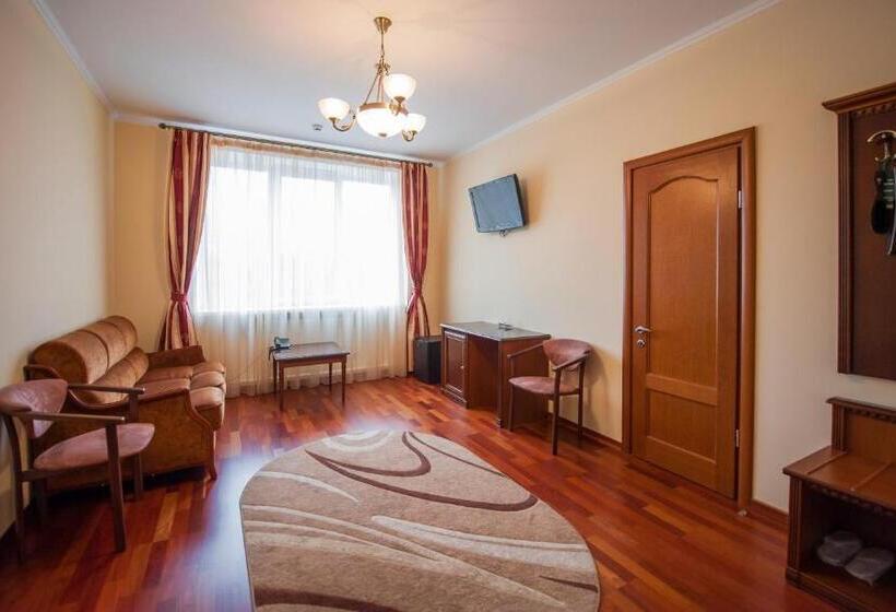 جناح جونيور, Stanislaviv