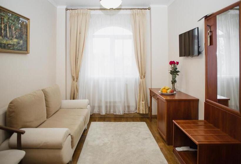 جناح جونيور, Stanislaviv