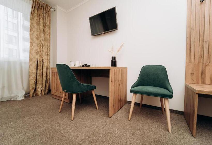 غرفة سوبيريور, Stanislaviv