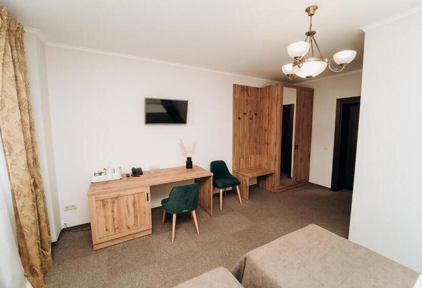 غرفة سوبيريور, Stanislaviv