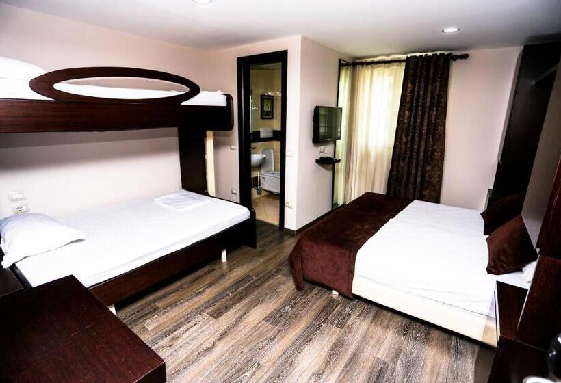 غرفة قياسية رباعية, Town House