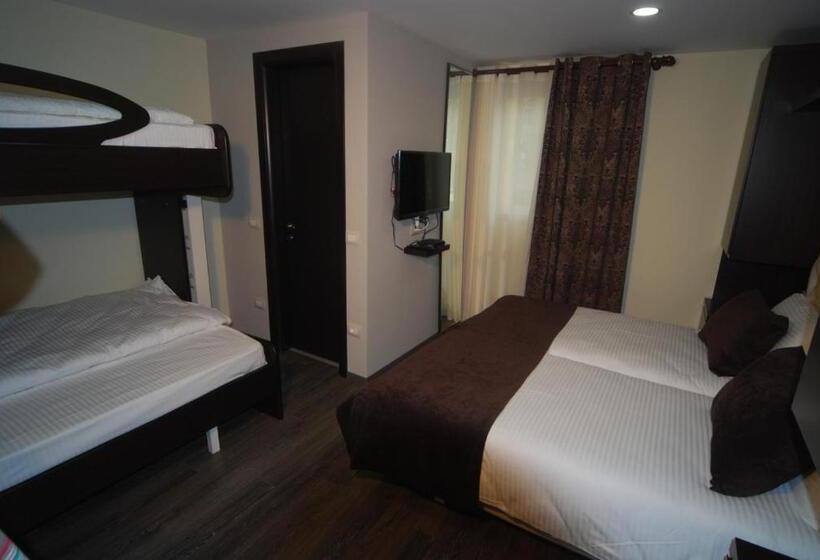 غرفة قياسية رباعية, Town House