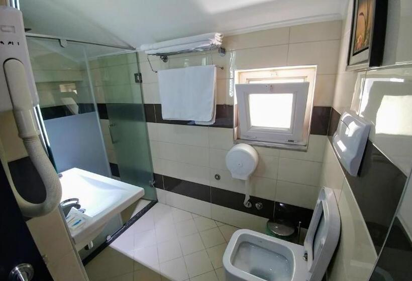 غرفة قياسية ثلاثية, Town House