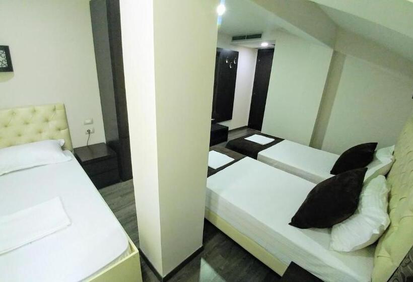 غرفة قياسية ثلاثية, Town House