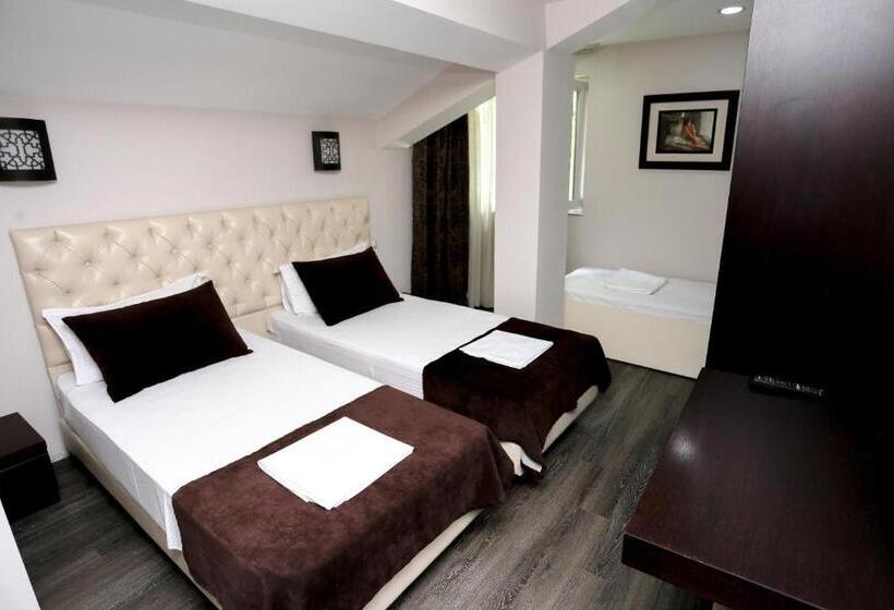 غرفة قياسية ثلاثية, Town House