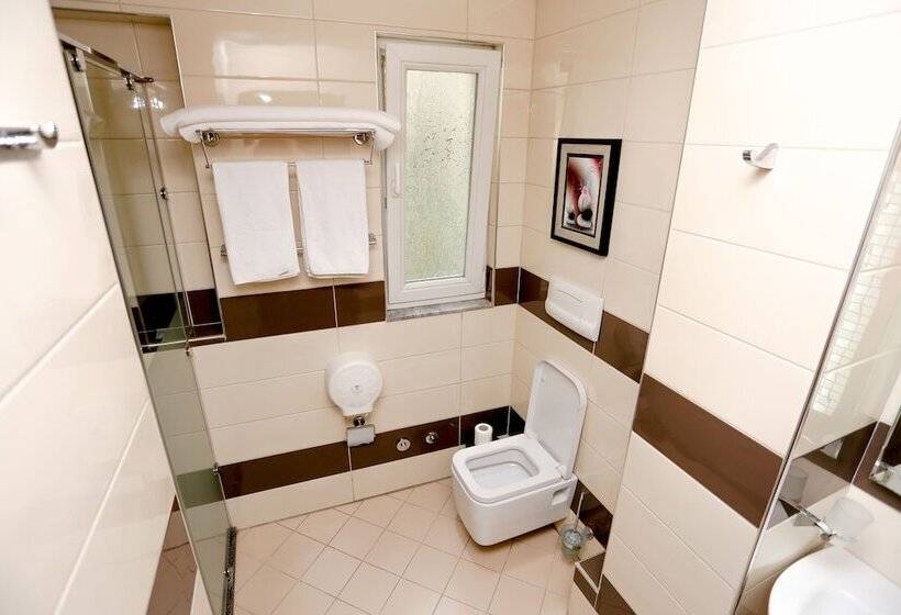 غرفة قياسية ثلاثية, Town House