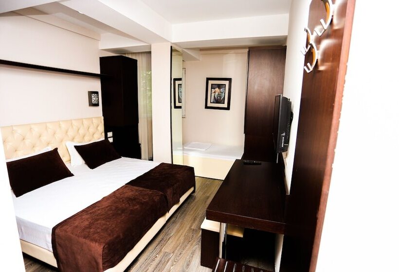 غرفة قياسية ثلاثية, Town House