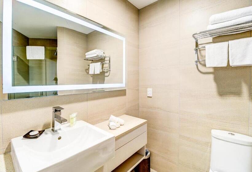 جناح, Vr Queen Street Hotel & Suites