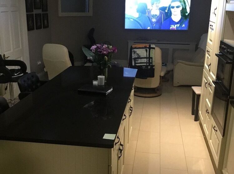 غرفة عائلية, Knights Haven B&b