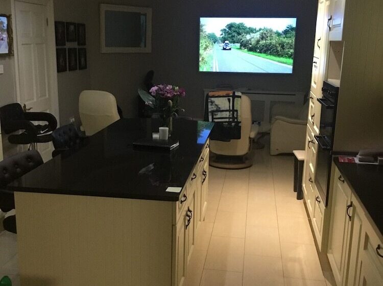 חדר משפחתי, Knights Haven B&b