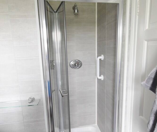 חדר משפחתי, Knights Haven B&b