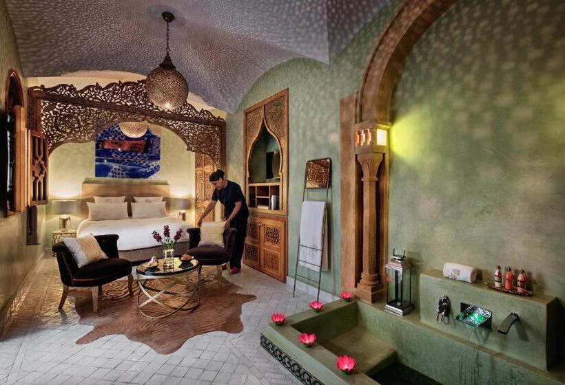 اتاق لوکس, Emma S Riad