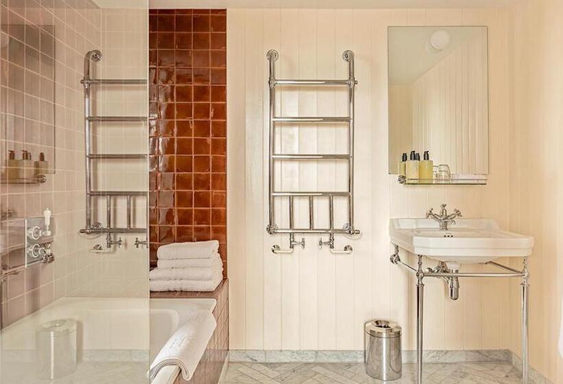 سوییت, Fort Road