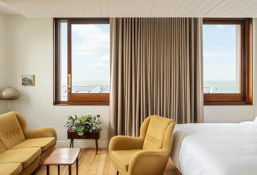 سوییت, Fort Road