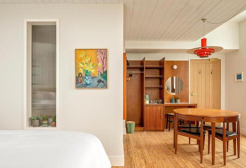 سوییت, Fort Road