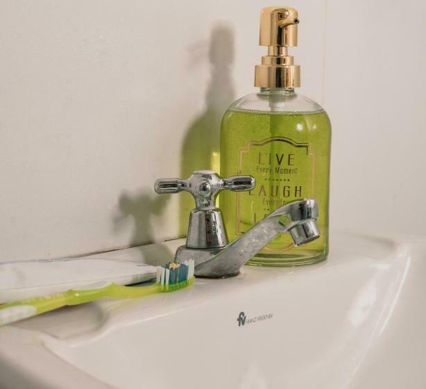 سرير فى غرفة مشتركه, Wild Monkey Hostel