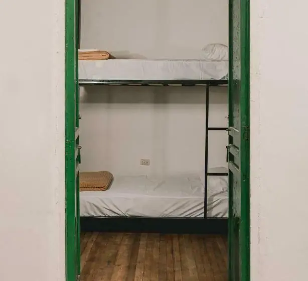 Ágy Megosztott Szobában, Wild Monkey Hostel