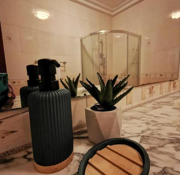 اتاق لوکس با تخت بزرگ, L Address