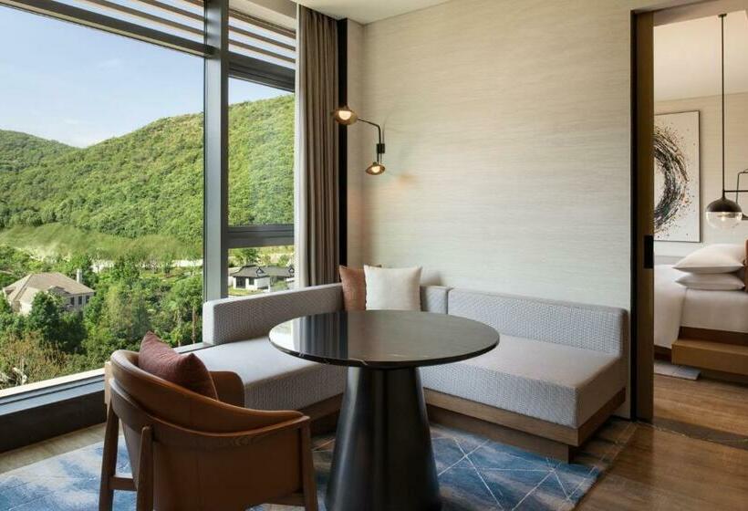 带大床的标准工作室, Sheraton Ningbo Xiangshan Resort