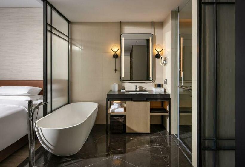 带大床的标准工作室, Sheraton Ningbo Xiangshan Resort