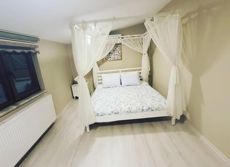 اتاق ساده سه‌ نفره, Beyazev Buti̇k Otel Maşuki̇ye