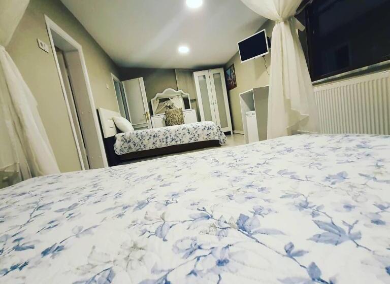 اتاق ساده سه‌ نفره, Beyazev Buti̇k Otel Maşuki̇ye