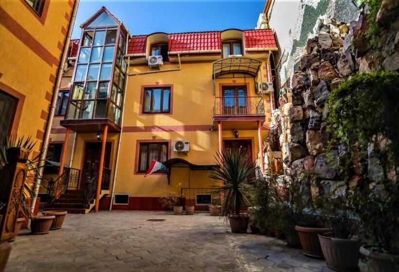 اتاق خانوادگی, Ali Hostel