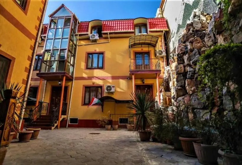 اتاق خانوادگی, Ali Hostel