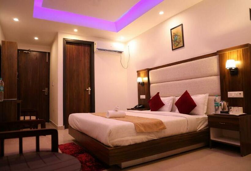 キングサイズベッドのスタンダードルーム, Cordelia Inn By Devpaga Hotels Pvt Ltd