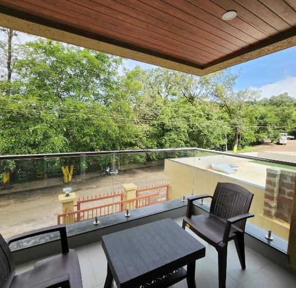 חדר סטנדרט יחיד עם מרפסת, Regal Panhala Residency