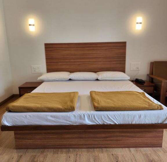 סוויטה עם מרפסת, Regal Panhala Residency