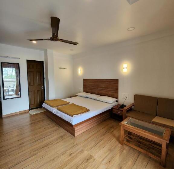 Люкс с Балконом, Regal Panhala Residency
