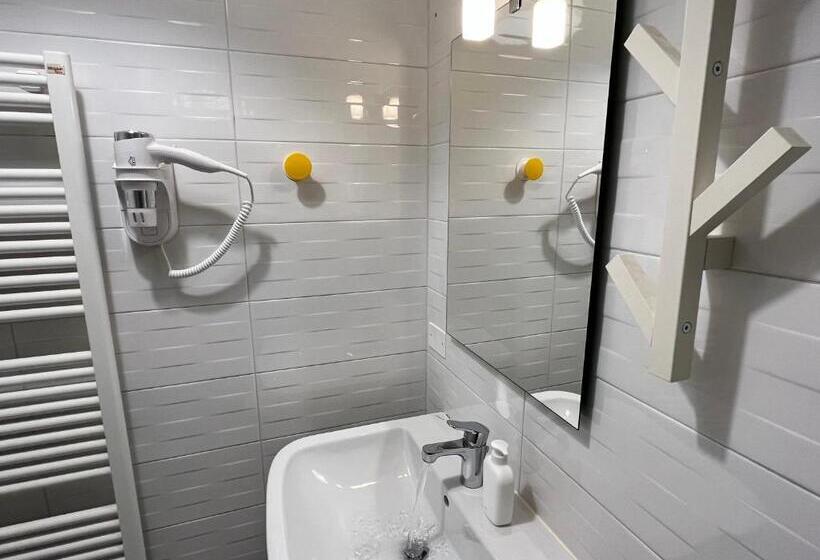 اتاق استاندارد با سرویس بهداشتی مشترک, Bergamo Automatic Rooms Self Check In