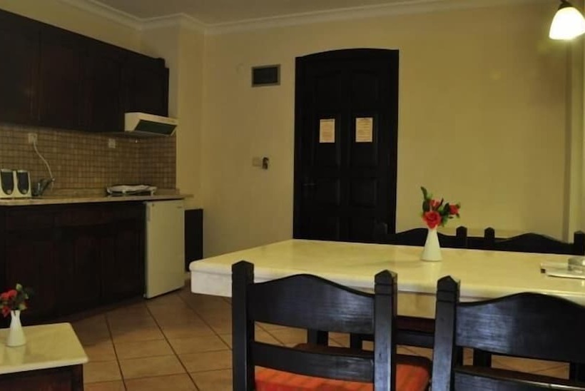 דירת חדר, Club Turquoise Apartments