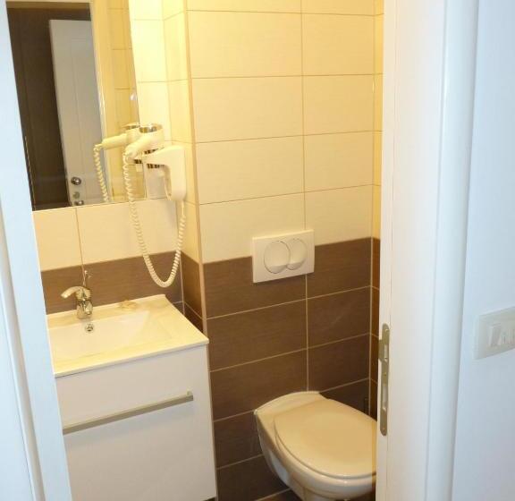 اتاق استاندارد یک نفره, Dina