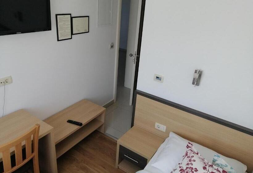 اتاق استاندارد یک نفره, Dina