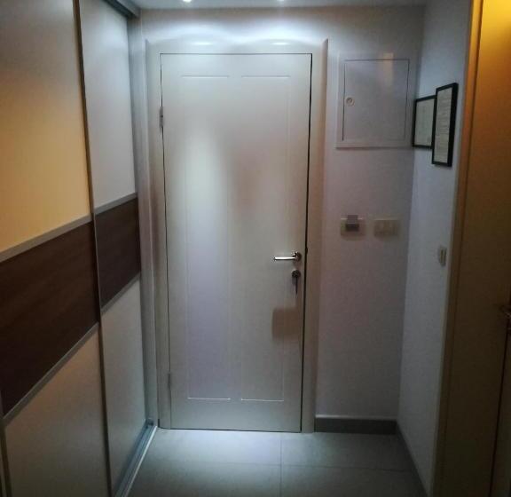 اتاق استاندارد یک نفره, Dina