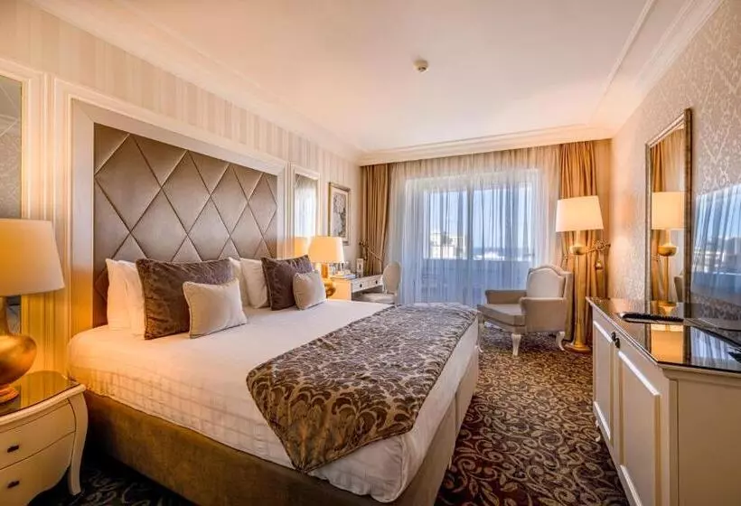 اتاق لوکس با چشم‌انداز دریا, Grand Pasha Hotel & Spa Kyrenia