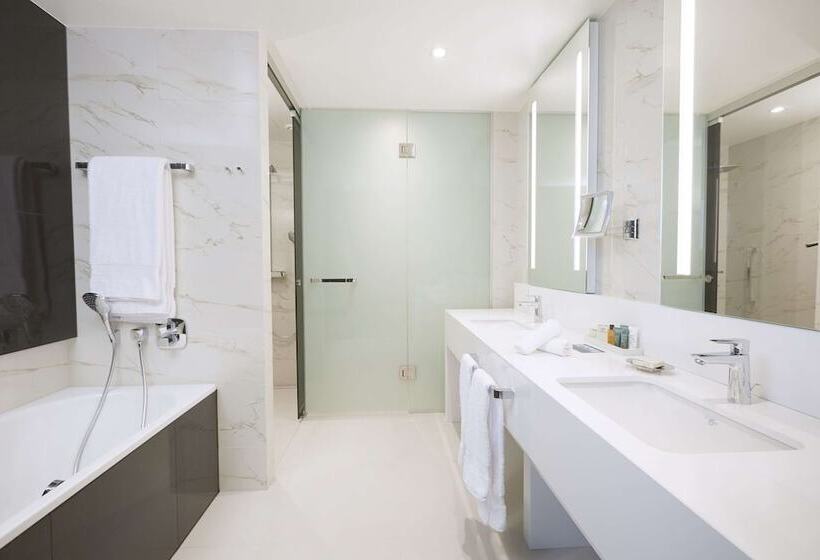 Люкс Deluxe Кровать Кинг, Hilton Tallinn Park