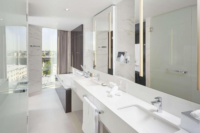 اتاق اجرایی با تخت بزرگ, Hilton Tallinn Park